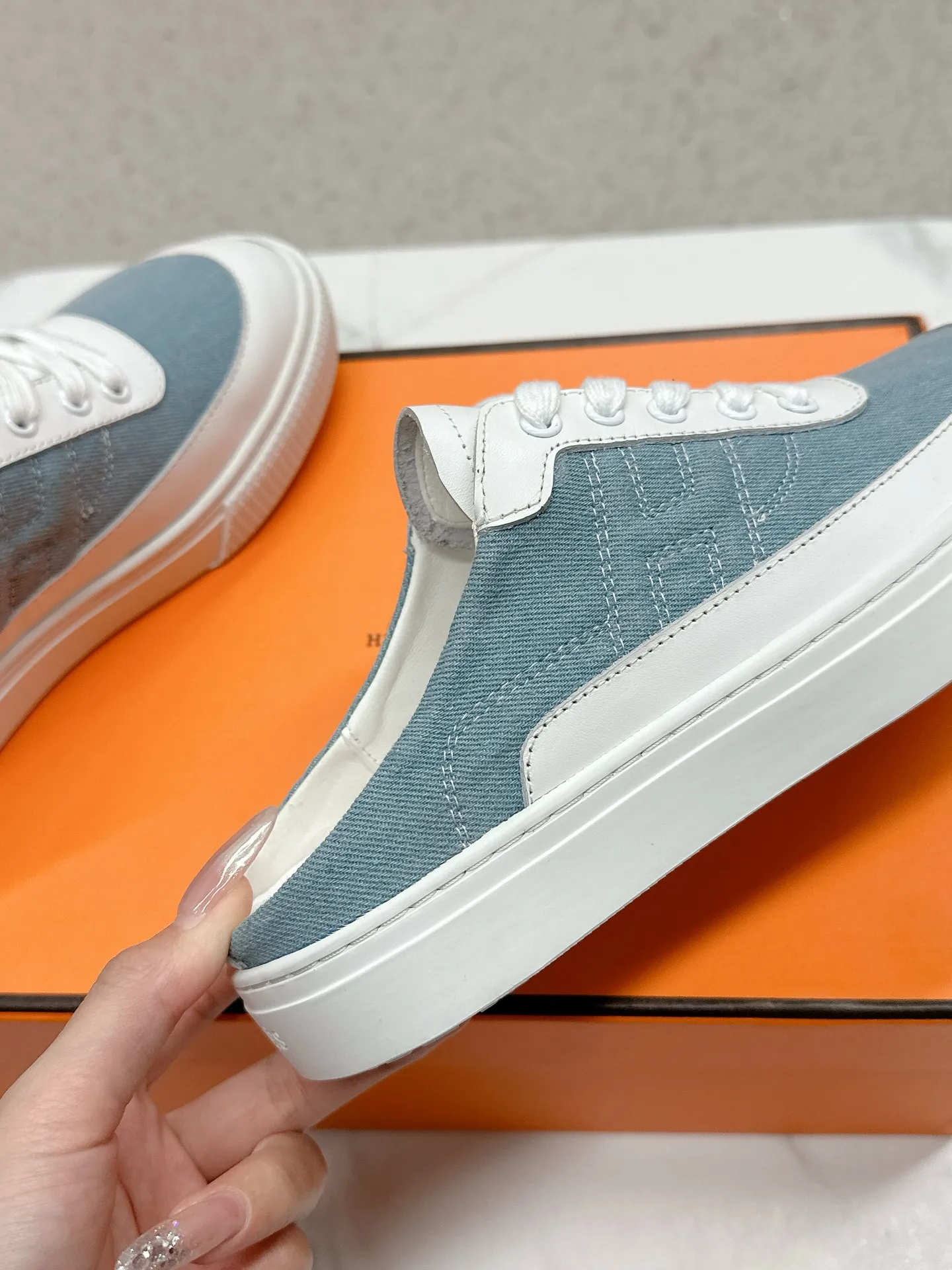 👟👟Ex-factory price 580👟👟 Men's size +10 [HERMES] H-lace slip-on sneakers, sneakers with empty back, white shoes, casual slippers and half-drags. 👉The craftsmanship is exquisite, and new products are released at the counter at the same time. Every detail of the shoes is made with special care, which is quite eye-catching. The elegant splicing elements highlight the good temperament! 🔻Fashionable fly woven lace-up method adds a casual atmosphere and exquisite lines, which can better reflect the family-style design language and intersperse exquisite lines. ✨✨The upper is made of imported cow suede/imported canvas, the lining is made of imported mixed sheepskin, and the original custom-made rubber outsole. 🐎Size: 35-40 for women, 39-44 for men (41 for women, 45 for men, can be customized, non-refundable)